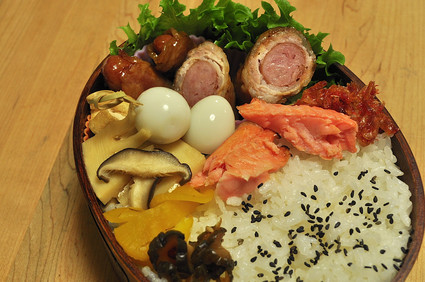 ウインナー肉巻きの甘辛弁当_b0171098_6471125.jpg