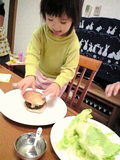 あたしもハンバーガー作り♪_a0109118_21313414.jpg