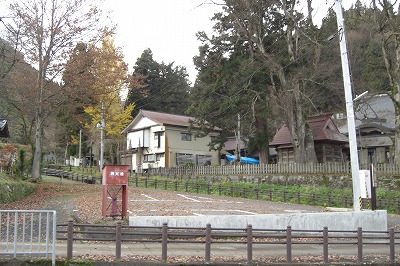 雪囲いが終了した山門・境内_a0084753_1645587.jpg
