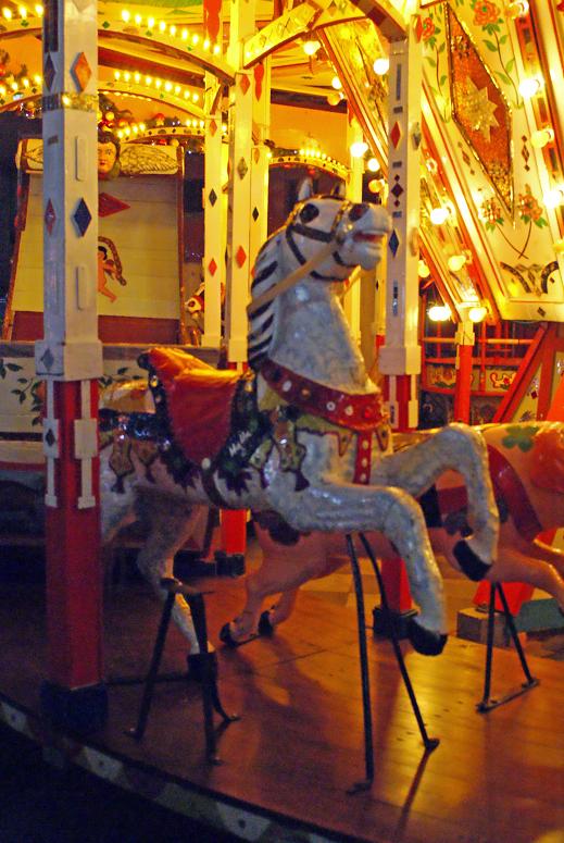 メリーゴーランドで使われていた木馬 メリーゴーランドで使われていた木馬
