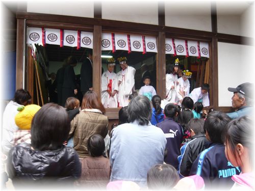 新嘗祭(ニイナメサイ) と 餅投げ ♪_d0175974_16355492.jpg
