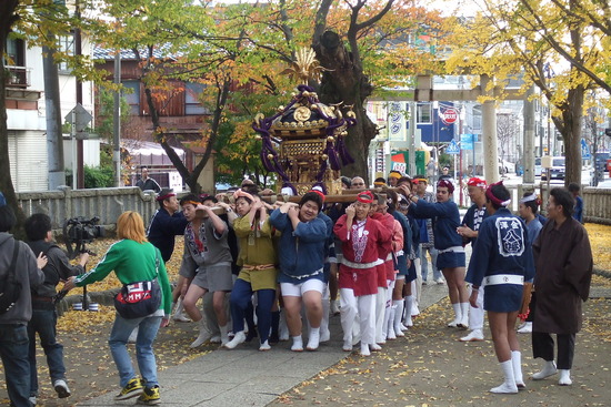 お神輿に乗ってPV撮影_e0119092_14512191.jpg