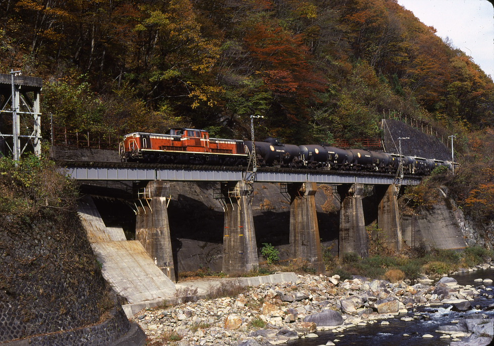高山線にDD51の貨物列車が走っていた頃 - 紅葉の飛騨路 -_b0190710_2351536.jpg