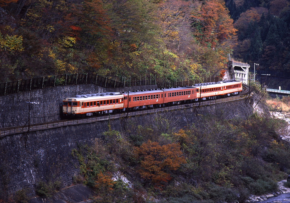 高山線にDD51の貨物列車が走っていた頃 - 紅葉の飛騨路 -_b0190710_23521485.jpg
