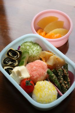 怪しげな惣菜パンとお弁当_a0114272_2224125.jpg