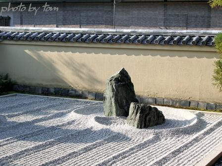 京を歩く～洛北\"秋の大徳寺\"小さな庭に大海を見た!!_b0155692_1827633.jpg