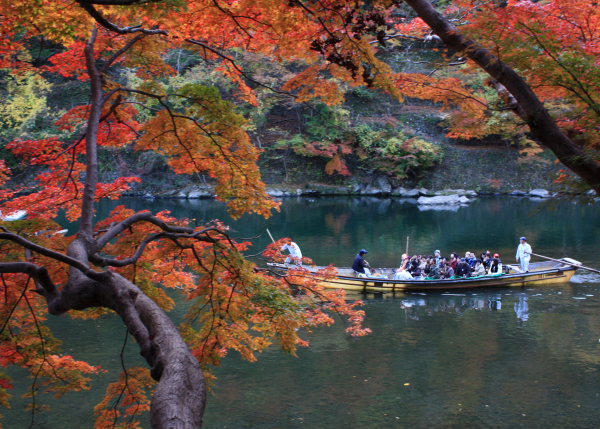 嵐山　舟と紅葉に_b0055171_2102650.jpg