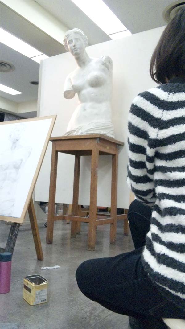 ミロのヴィーナス半身像をデッサンする／日本画科 : ヨゾコブ