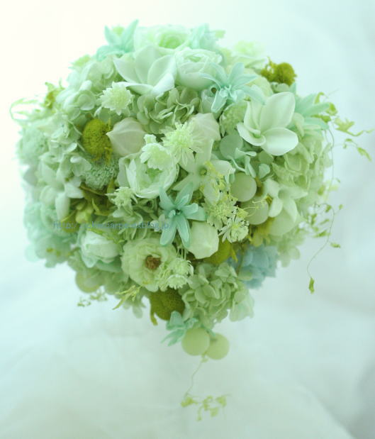 淡いグリーンのプリザーブドブーケ 綱町三井倶楽部様へ と 花とうさぎ 一会 ウエディングの花