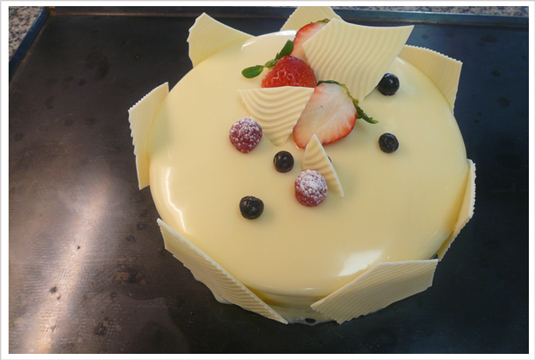 ENTREMETS DOUCEUR DE CHOCOLAT BLANC FRUITS ROUGES_e0196965_86079.jpg