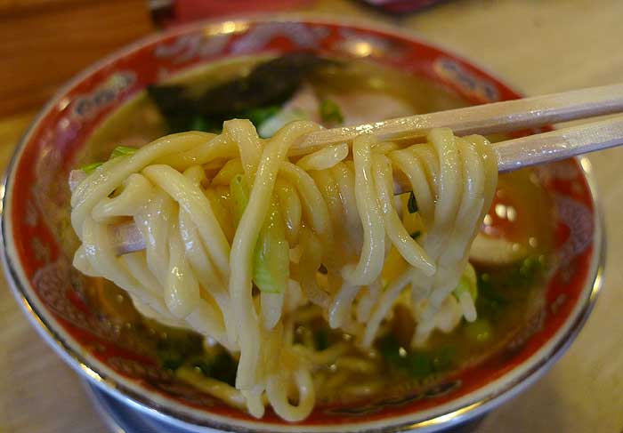 もんどラーメン 1.5玉  ＠ 新在家ラーメンもんど_e0024756_471253.jpg