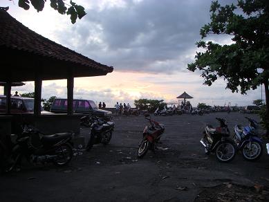 クルンクン 聖なるローカルビーチ バトゥ・クロトッ海岸 (Pantai Batu Klotok)_a0120328_10175968.jpg