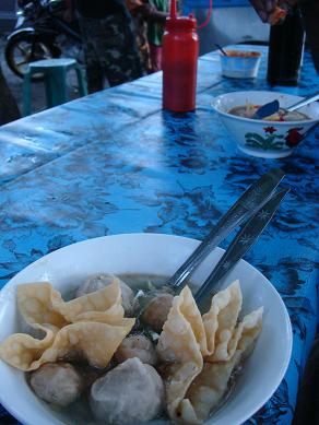 クルンクン 聖なるローカルビーチ バトゥ・クロトッ海岸 (Pantai Batu Klotok)_a0120328_1018586.jpg