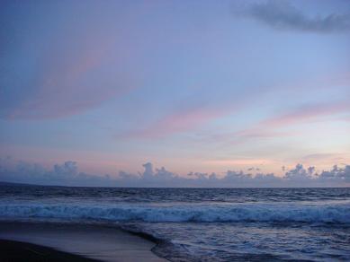 クルンクン 聖なるローカルビーチ バトゥ・クロトッ海岸 (Pantai Batu Klotok)_a0120328_10212177.jpg