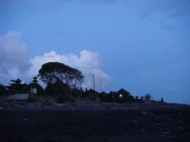 クルンクン 聖なるローカルビーチ バトゥ・クロトッ海岸 (Pantai Batu Klotok)_a0120328_1022522.jpg