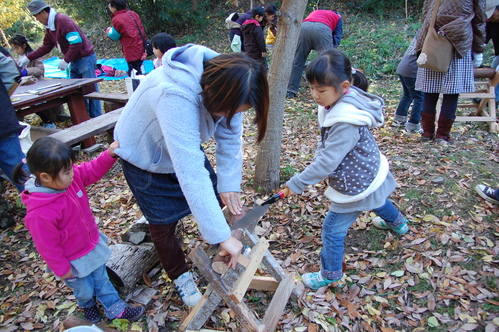 イ2010｢丸太を切ってサンタを作ろう｣　in　せんなん里海公園_c0108460_1723750.jpg