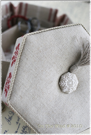 カルトナージュで*刺繍用のぱたぱたボックス型お道具入れ_d0154507_751195.jpg