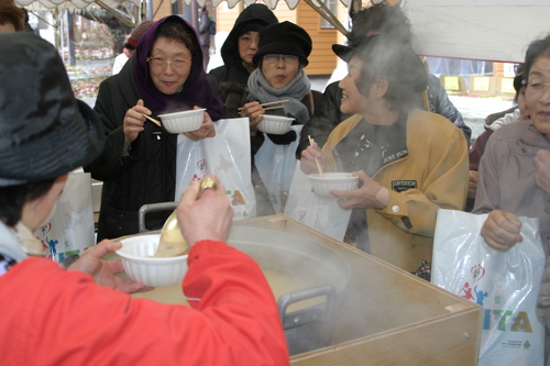 東北新幹線全線開業を記念し、休屋地区でひめます祭り_f0237658_13313792.jpg