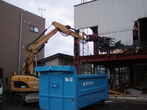 漬水町の現場　旧社屋解体作業_c0104793_16535566.jpg