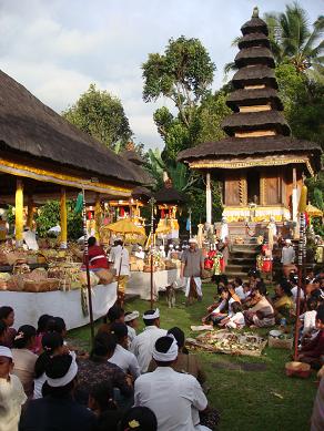 プラ・プサ・タボラ グボキンのお祭り その1 (Pura Puseh Tabola Ngebekin I)_a0120328_10191625.jpg