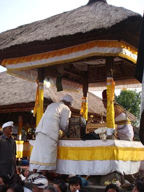 プラ・プサ・タボラ グボキンのお祭り その2 (Pura Puseh Tabola Ngebekin II)_a0120328_13284932.jpg