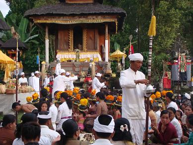 プラ・プサ・タボラ グボキンのお祭り その2 (Pura Puseh Tabola Ngebekin II)_a0120328_1332112.jpg