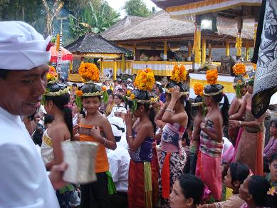 プラ・プサ・タボラ グボキンのお祭り その2 (Pura Puseh Tabola Ngebekin II)_a0120328_13325629.jpg