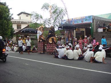ガルンガンの風物詩 バロン・ランドゥン(barong Landung)_a0120328_9464622.jpg