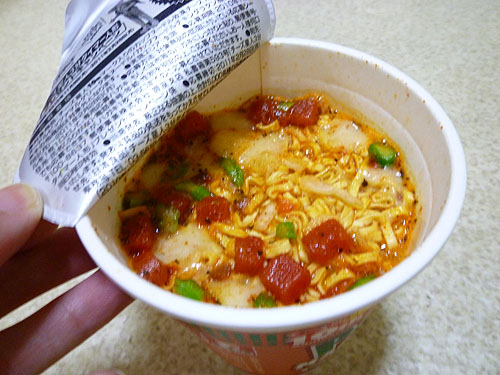 【日清食品】カップヌードル ピッツァマルゲリータ風ヌードル_c0152767_226527.jpg
