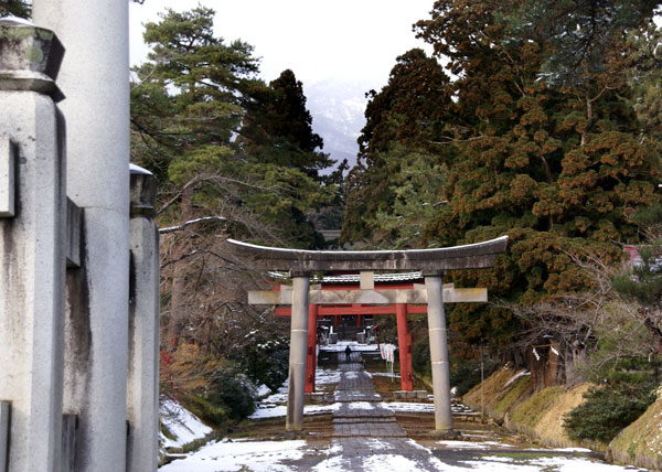 岩木山神社 柱に戯れる狛犬など_a0136293_1031949.jpg