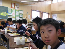 南中山小学校で給食をいただきました_e0061225_1015954.jpg