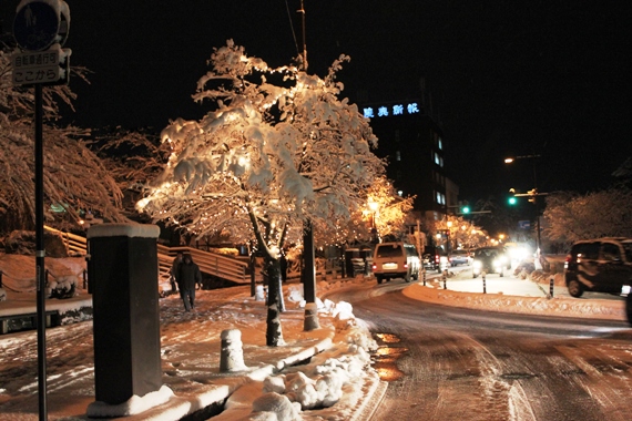 雪と輝くイルミネーション_d0131668_1040756.jpg