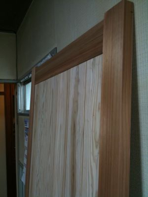 マンションに無垢の杉の引き戸_b0024611_12441490.jpg