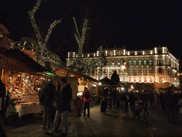 ブダペストのクリスマスマーケット 模糊の旅人