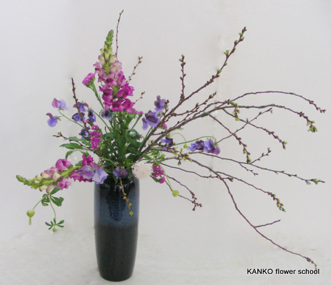 寒桜の生け花 パープル系の花色を合わせて ふくふくブログ 花のkankoの美楽な芸術的生活