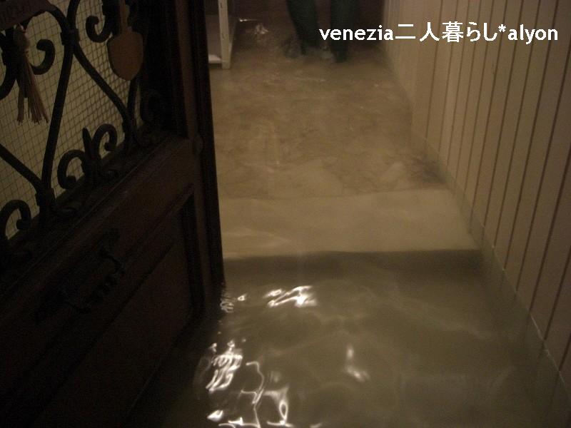 速報！ヴェネツィアは只今水位ぐんぐん上昇中♪_f0225883_102159100.jpg