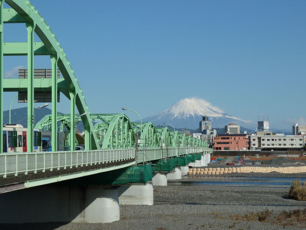 富士山と安倍川の橋 自然とともに生きる