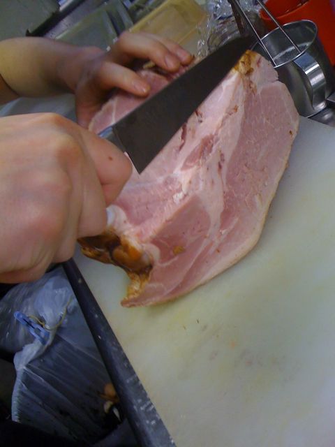 本日も骨付きモモ肉ハムご用意しております♪_c0069047_16403927.jpg