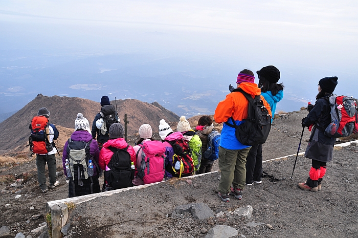 山ガールたちの高千穂峰山行_e0013365_813455.jpg