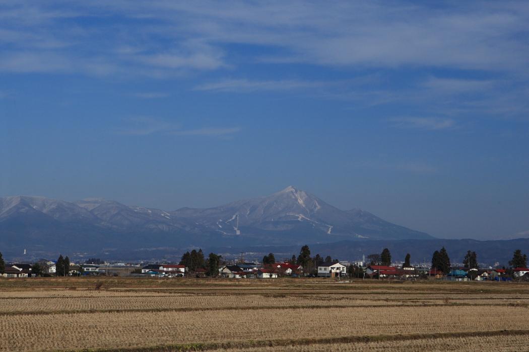 飯豊連峰VS磐梯山_e0143883_17503590.jpg