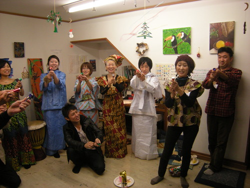 興奮した!アトリエMIWA忘年会2010!!くもり空、ウスマンの豪華ライヴつき〜_c0131063_12471750.jpg