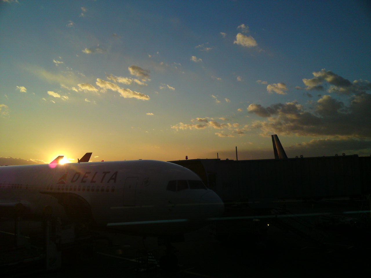 成田空港の夕焼け_e0171573_17475224.jpg