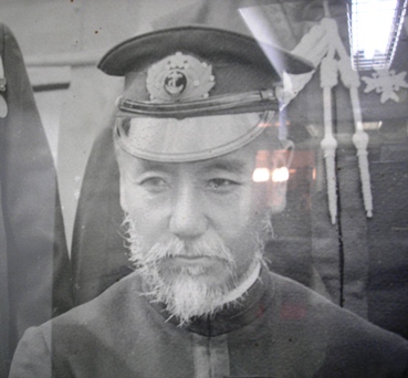 横須賀 青いカタナと白い雲