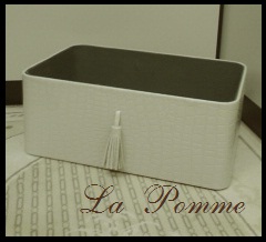 タッセル付のエナメル型押しBOX_e0108851_0293487.jpg