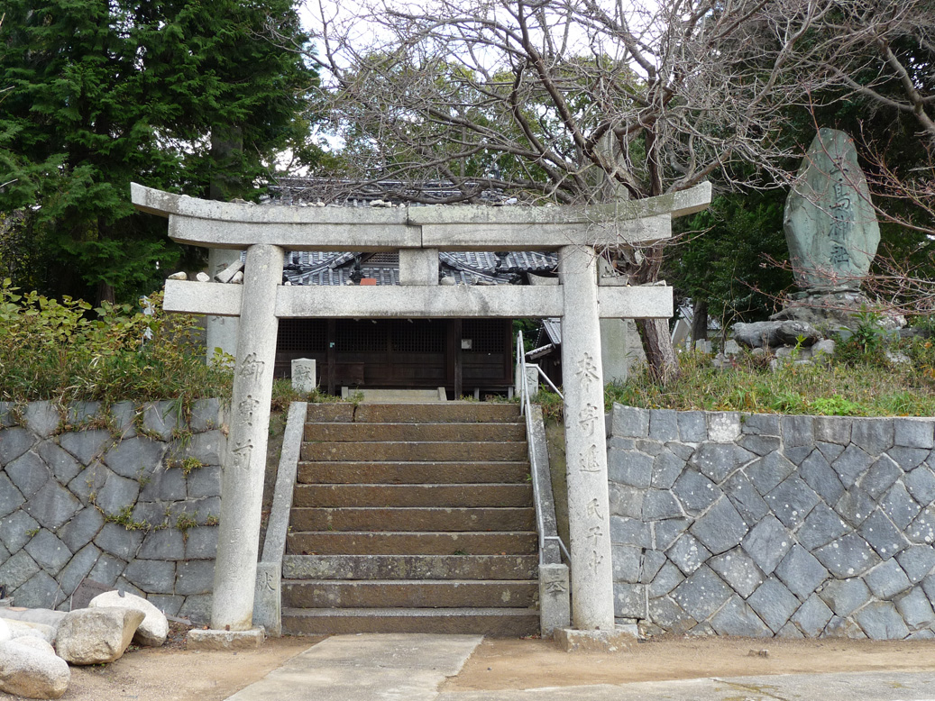 古墳の上に鎮座する「三島神社」_e0165472_21474933.jpg