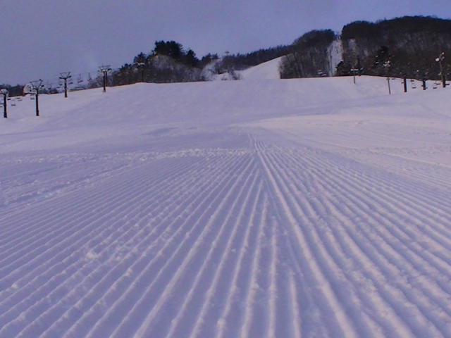 ビシッと圧雪、白樺ゲレンデ_a0140584_7485244.jpg