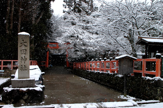 雪景色　社家の道と太田神社_e0048413_18105824.jpg