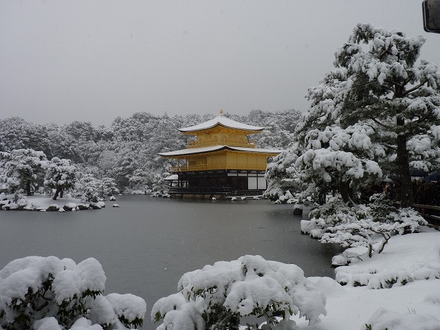 大晦日、雪の金閣_e0061694_15153063.jpg