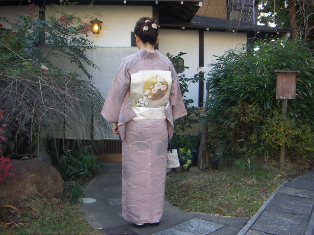 後姿 落ち着いて シックなお着物姿です 京都嵐山 着物レンタル 遊月 徒然日記