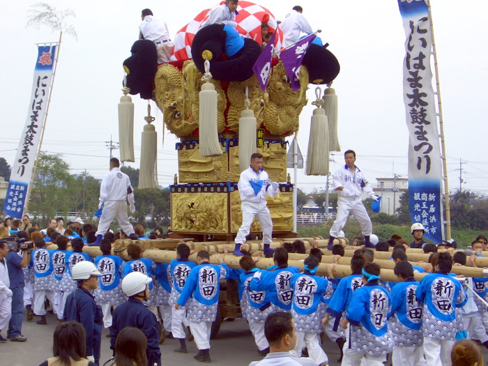 山根グランドに向かう新田太鼓台_f0085962_74369.jpg